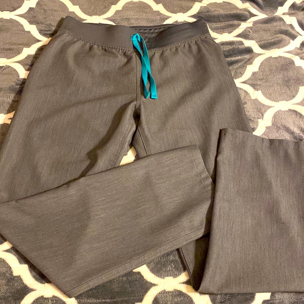 New ever worn FIGS scrub pants size small. Graphite color.